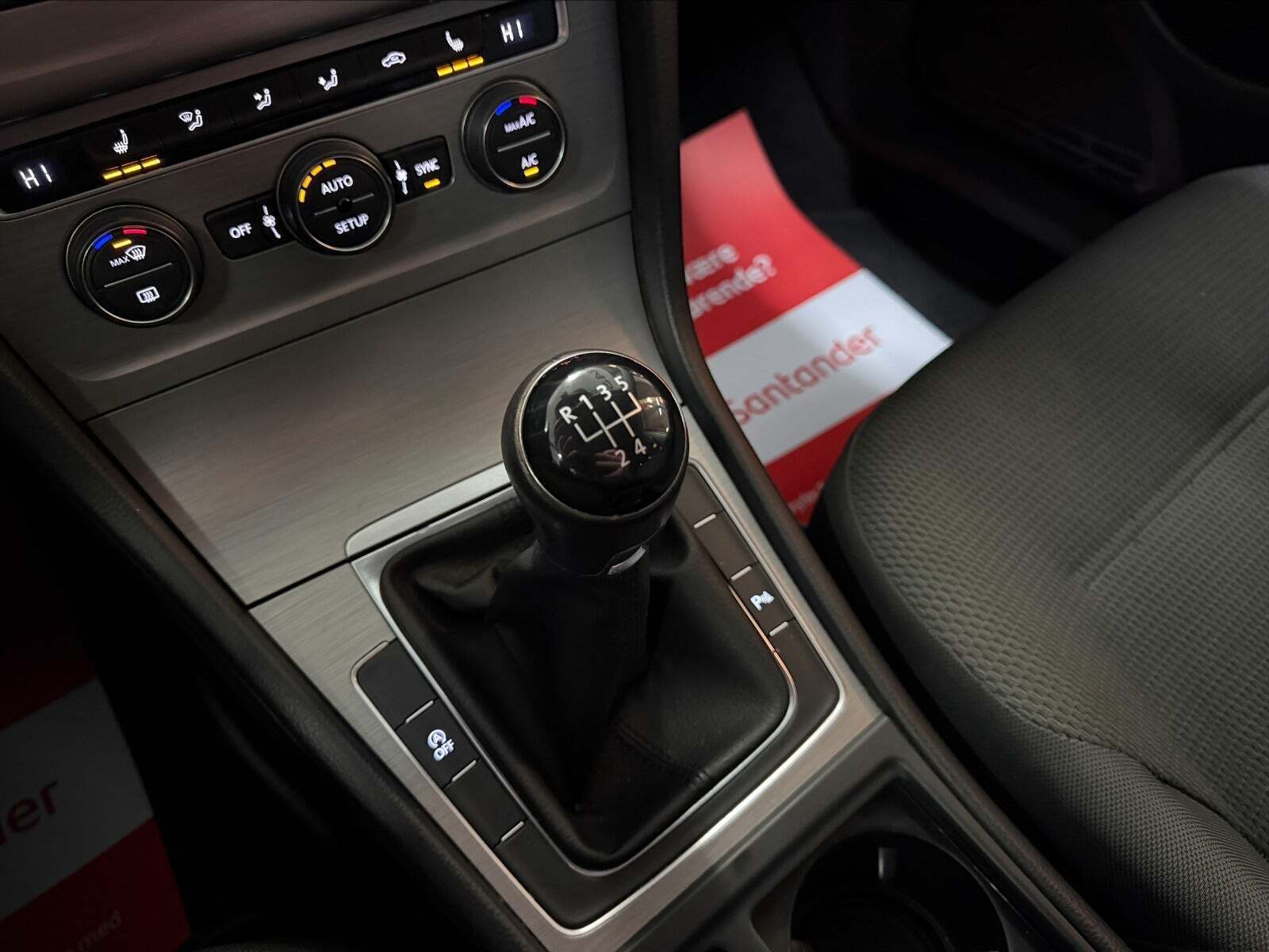 Grå VW Golf VII fra 2014