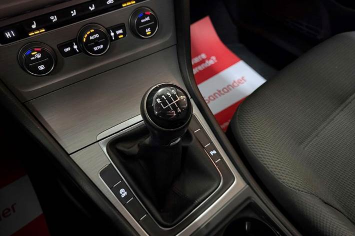 Grå VW Golf VII fra 2014