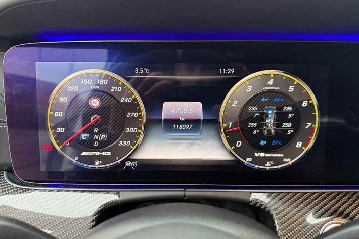 Gul Mercedes E63 fra 2018