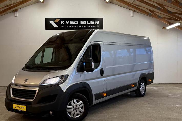 Sølv Peugeot Boxer 435 fra 2018 set udefra