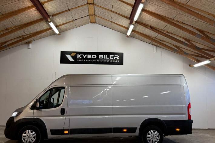 Sølv Peugeot Boxer 435 fra 2018