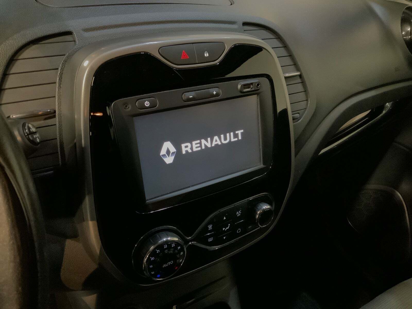 Grå Renault Captur fra 2017