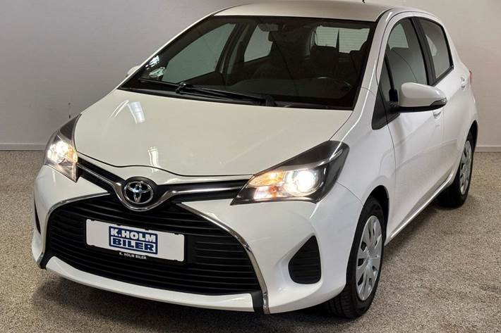 Hvid Toyota Yaris fra 2017 set udefra