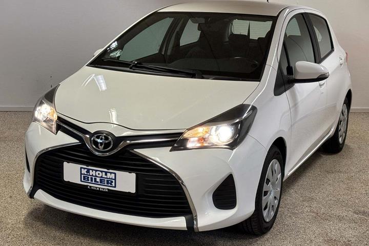 Hvid Toyota Yaris fra 2017 set udefra