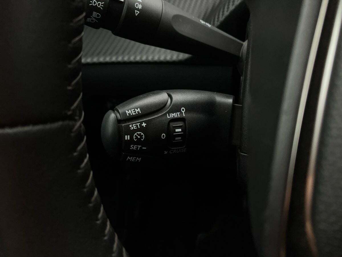 Grå Peugeot e-208 fra 2022