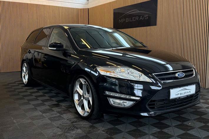 Sort Ford Mondeo fra 2011 set udefra