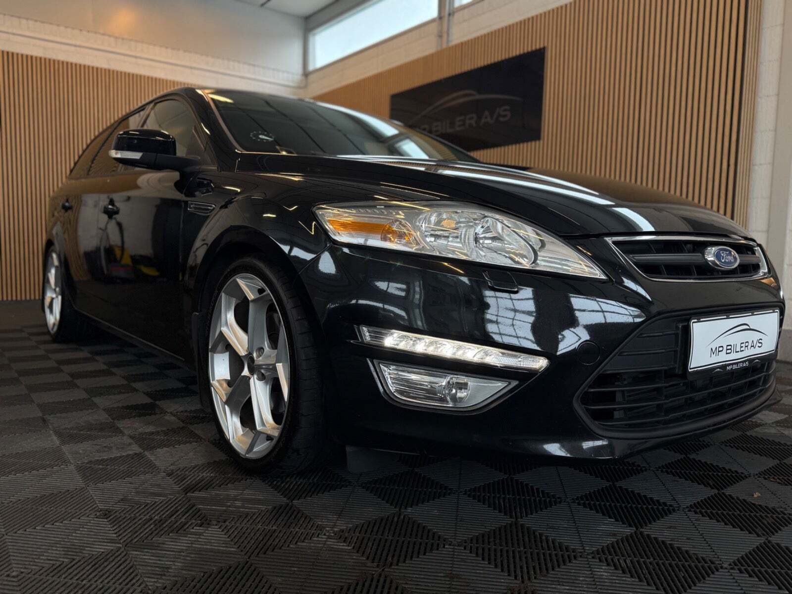 Sort Ford Mondeo fra 2011