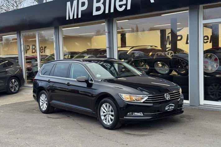 Sort VW Passat fra 2019 set udefra