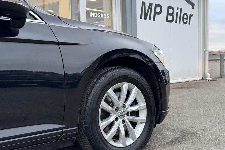 Sort VW Passat fra 2019