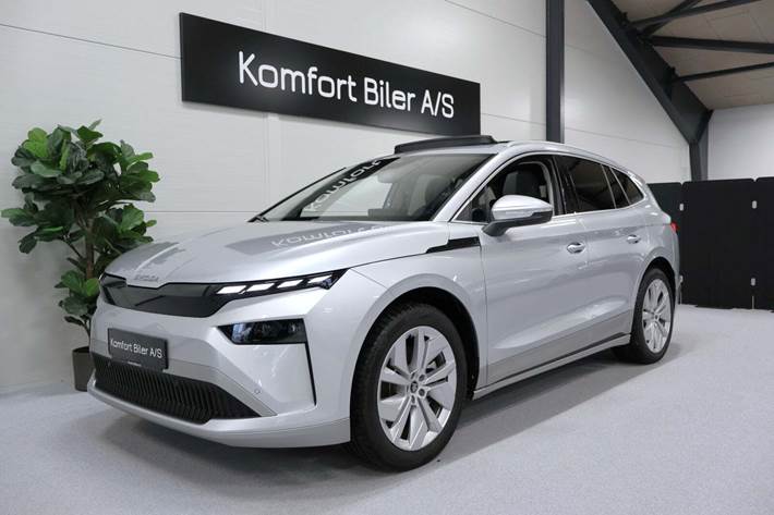Sølv Skoda Enyaq fra 2025 set udefra