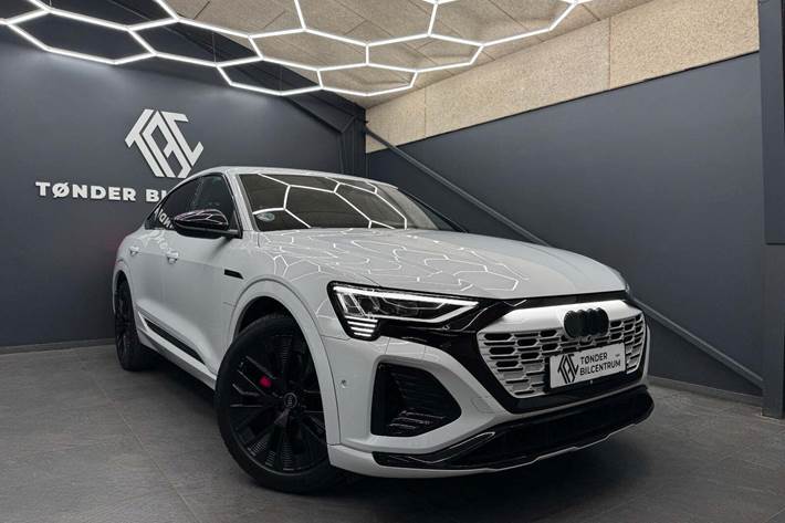 Hvid Audi Q8 e-tron fra 2024 set udefra