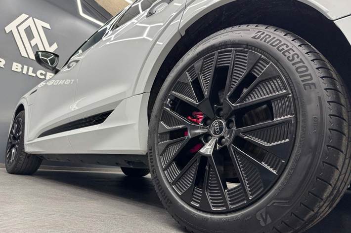 Hvid Audi Q8 e-tron fra 2024