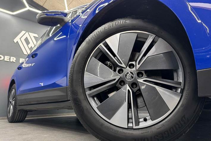 Blå Skoda Enyaq fra 2023