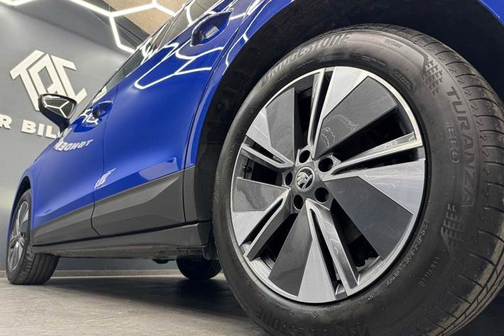 Blå Skoda Enyaq fra 2023