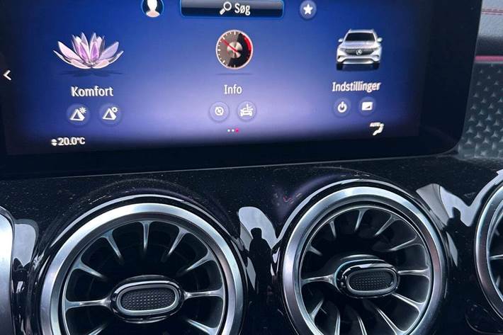 Sølv Mercedes EQB300 fra 2024