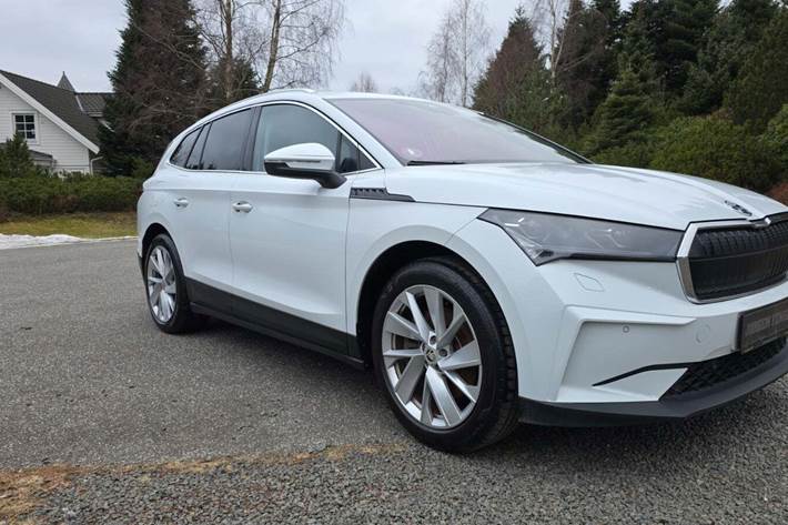 Hvid Skoda Enyaq fra 2021 set udefra