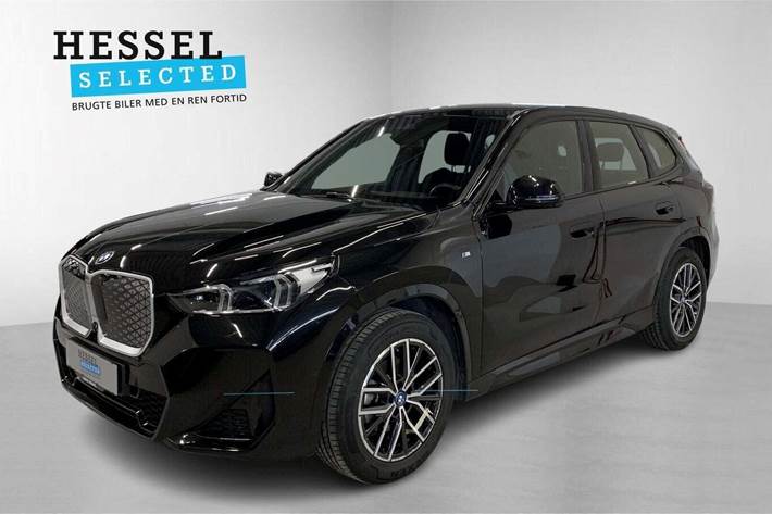 Sort BMW iX1 fra 2024 set udefra