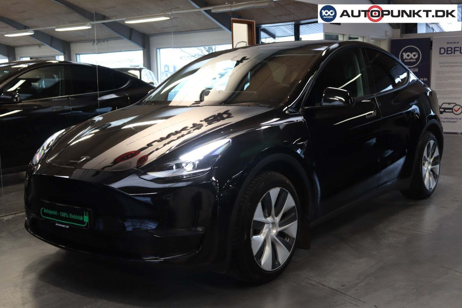 Sort Tesla Model Y fra 2023 set udefra