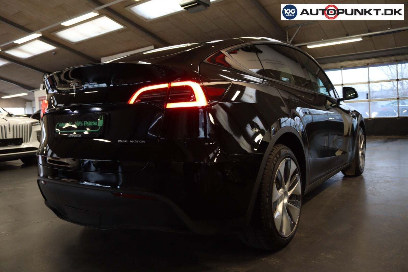 Sort Tesla Model Y fra 2023