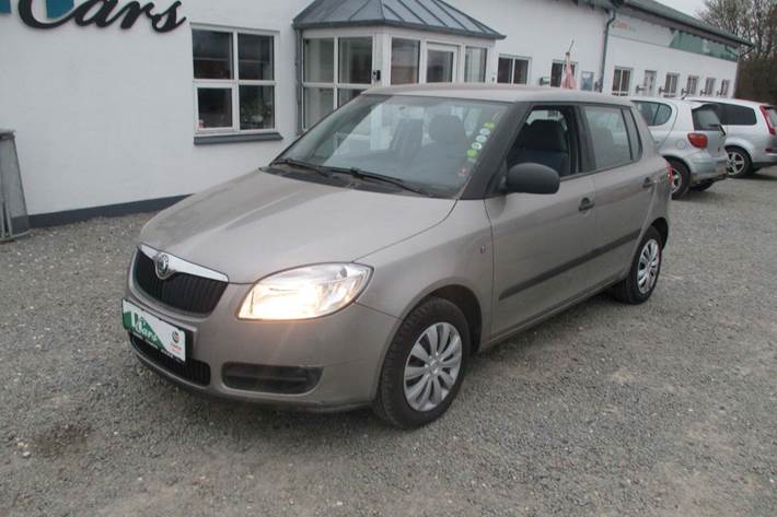 Beige Skoda Fabia fra 2007 set udefra