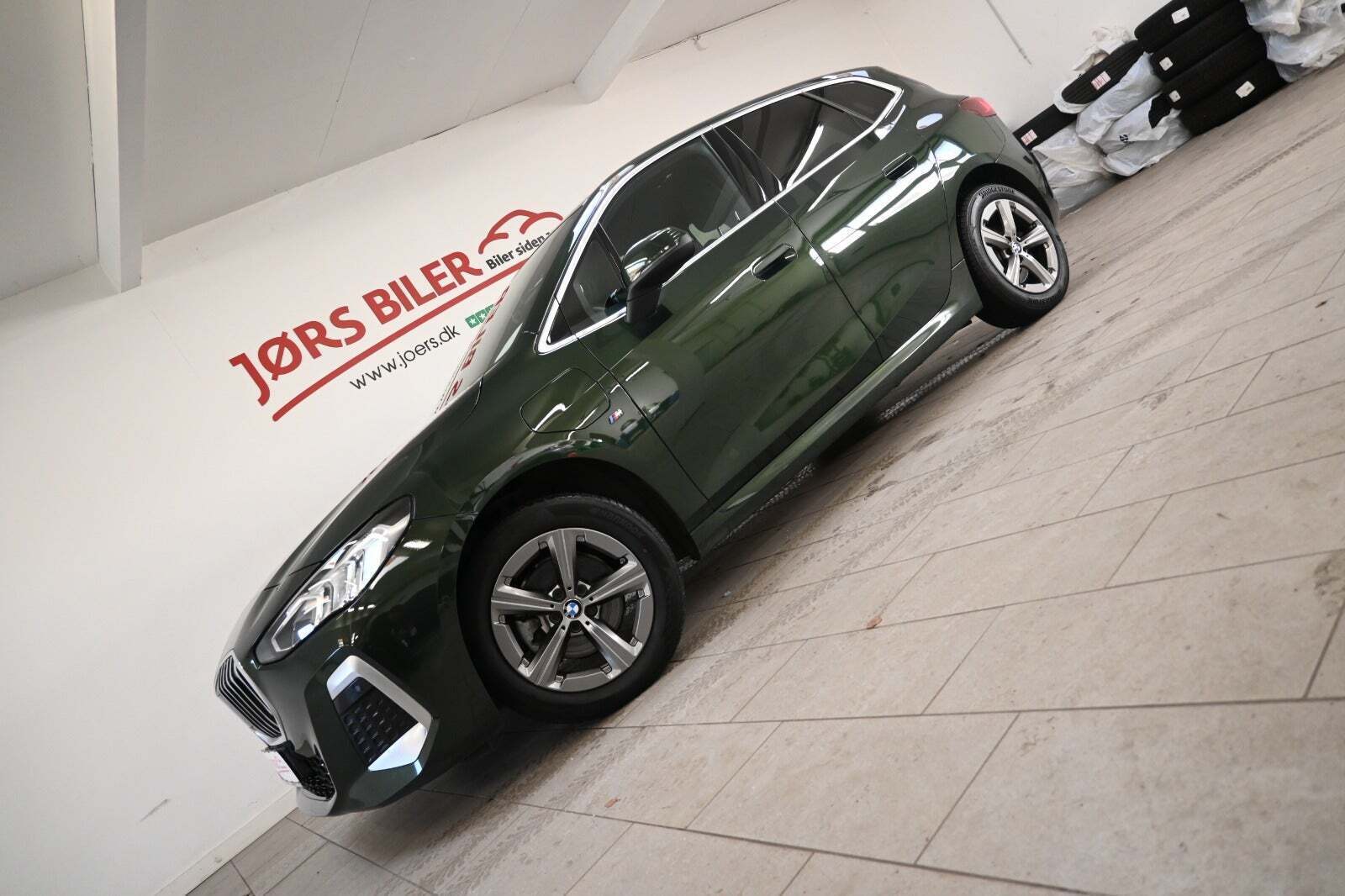 Grøn BMW 225e fra 2023