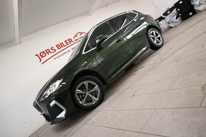 Grøn BMW 225e fra 2023