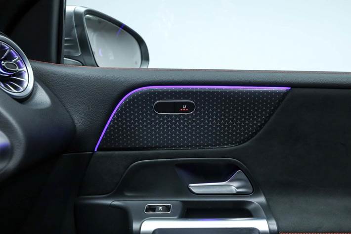 Grå Mercedes EQB250+ fra 2025