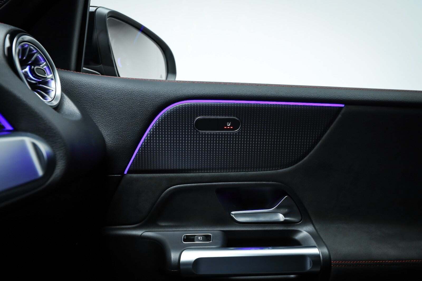 Sort Mercedes EQB350 fra 2023