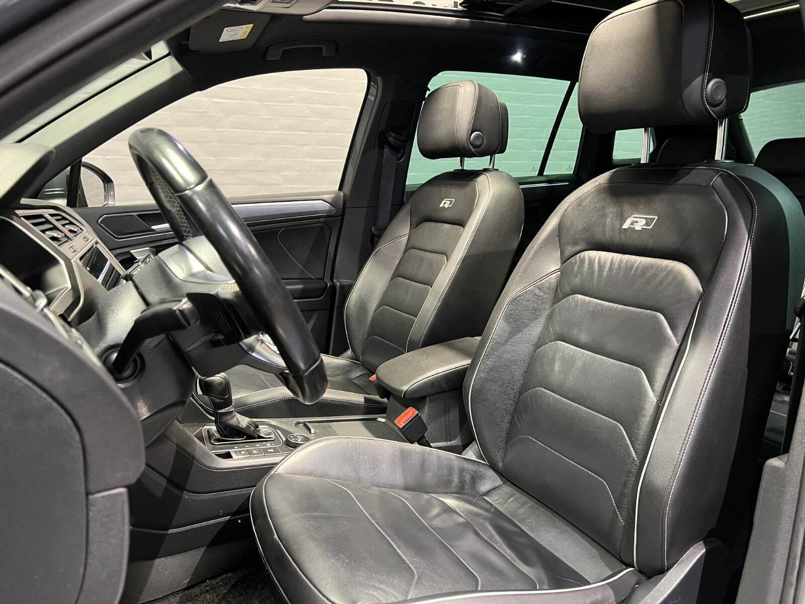 Grå VW Tiguan fra 2017