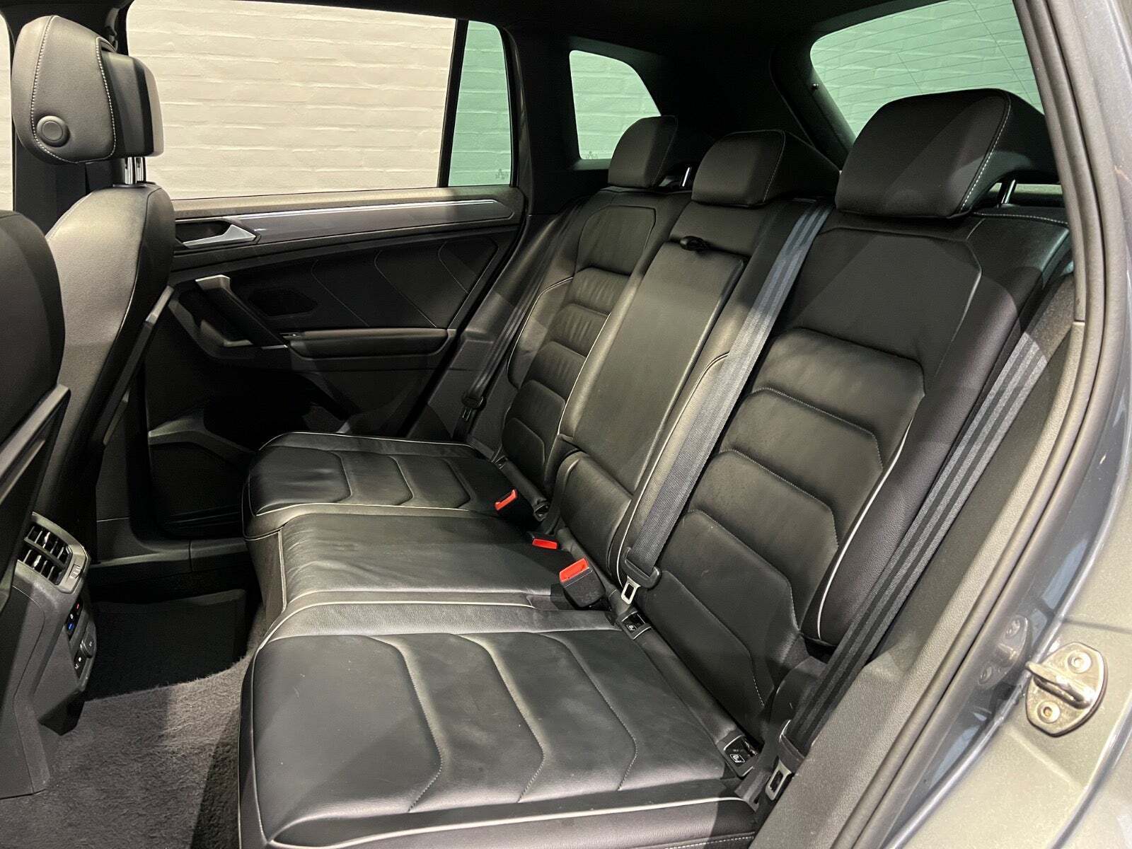 Grå VW Tiguan fra 2017