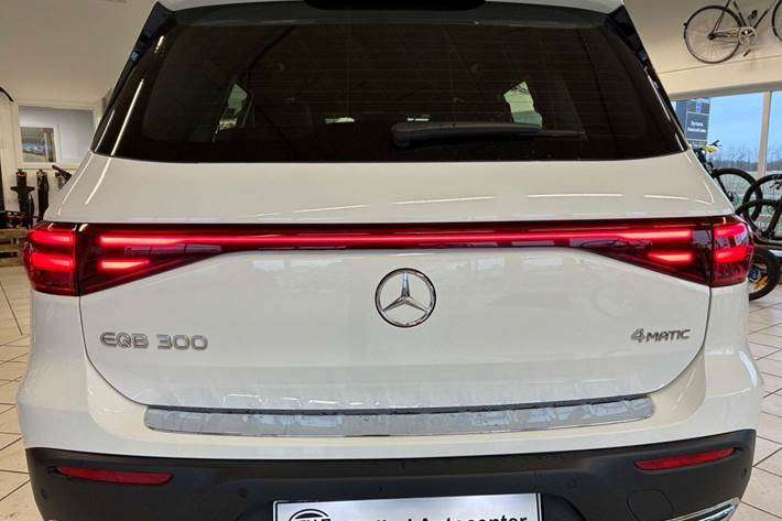 Hvid Mercedes EQB300 fra 2024