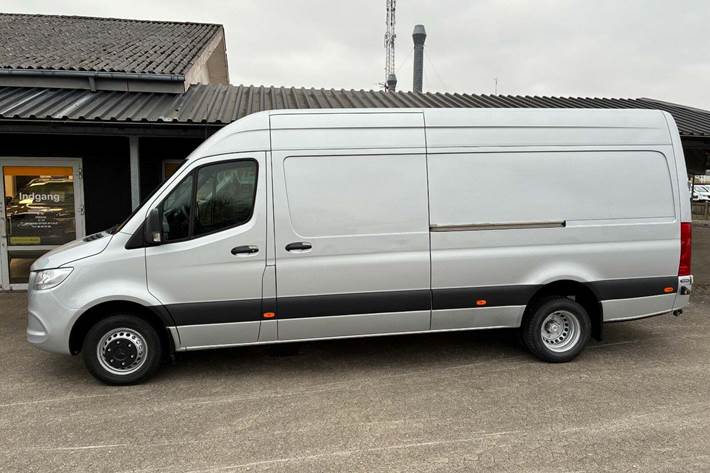 Sølv Mercedes Sprinter 519 fra 2021 set udefra