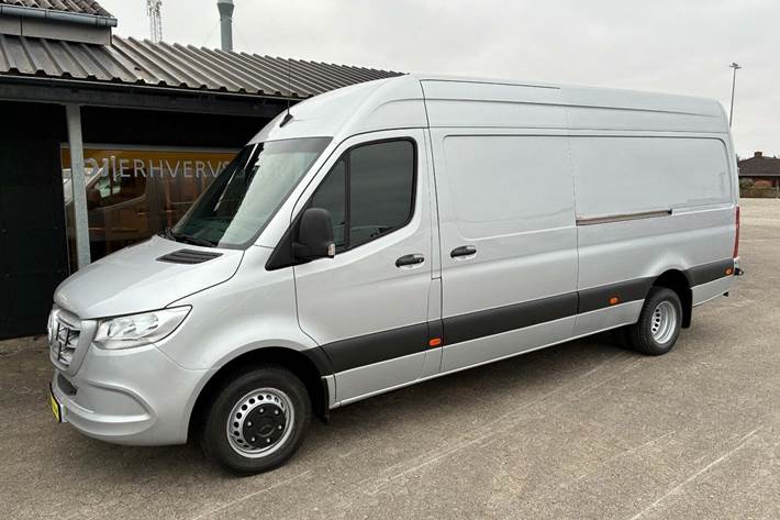 Sølv Mercedes Sprinter 519 fra 2021 set udefra