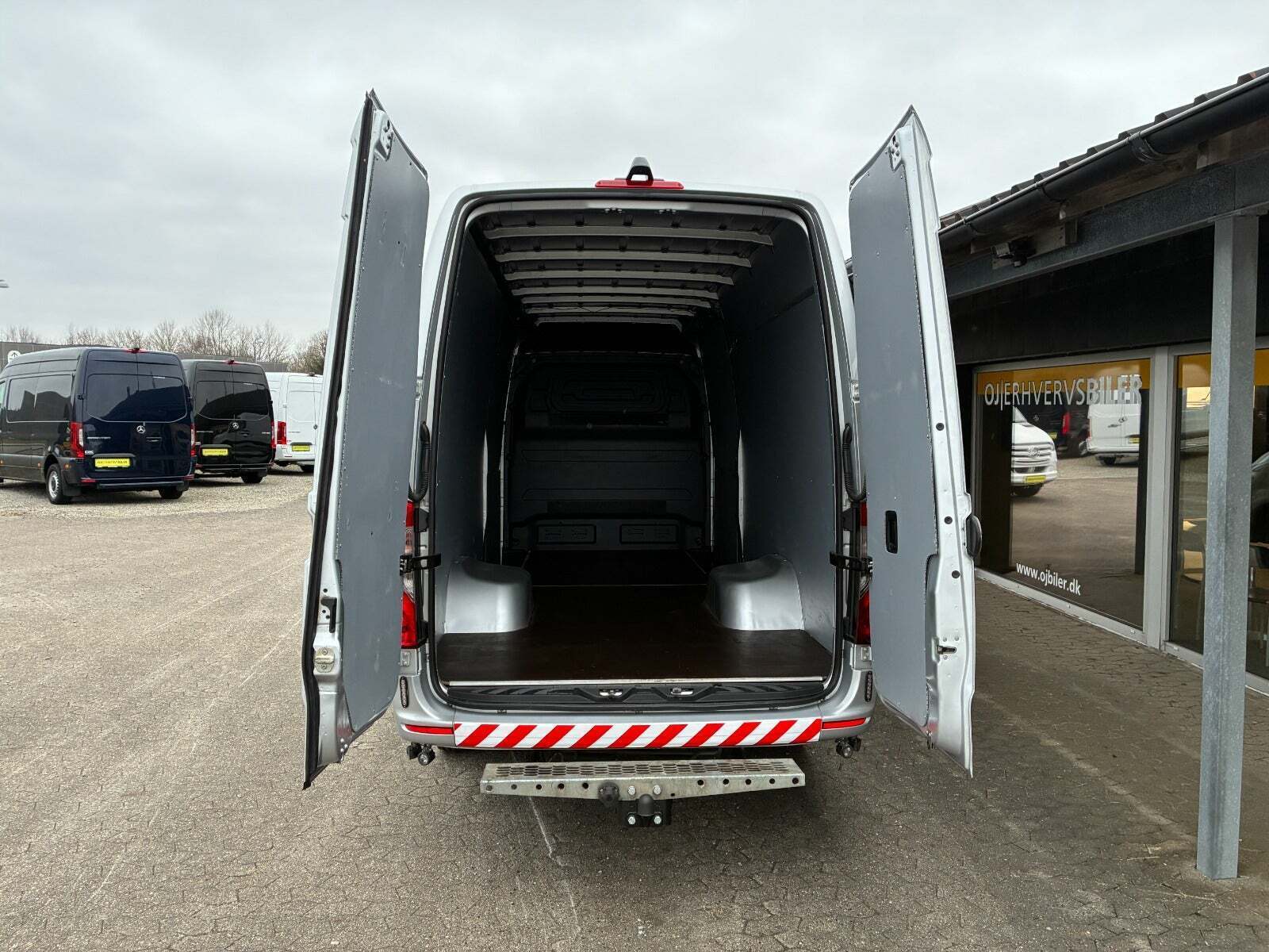 Sølv Mercedes Sprinter 519 fra 2021 set udefra