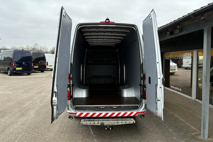 Sølv Mercedes Sprinter 519 fra 2021 set udefra