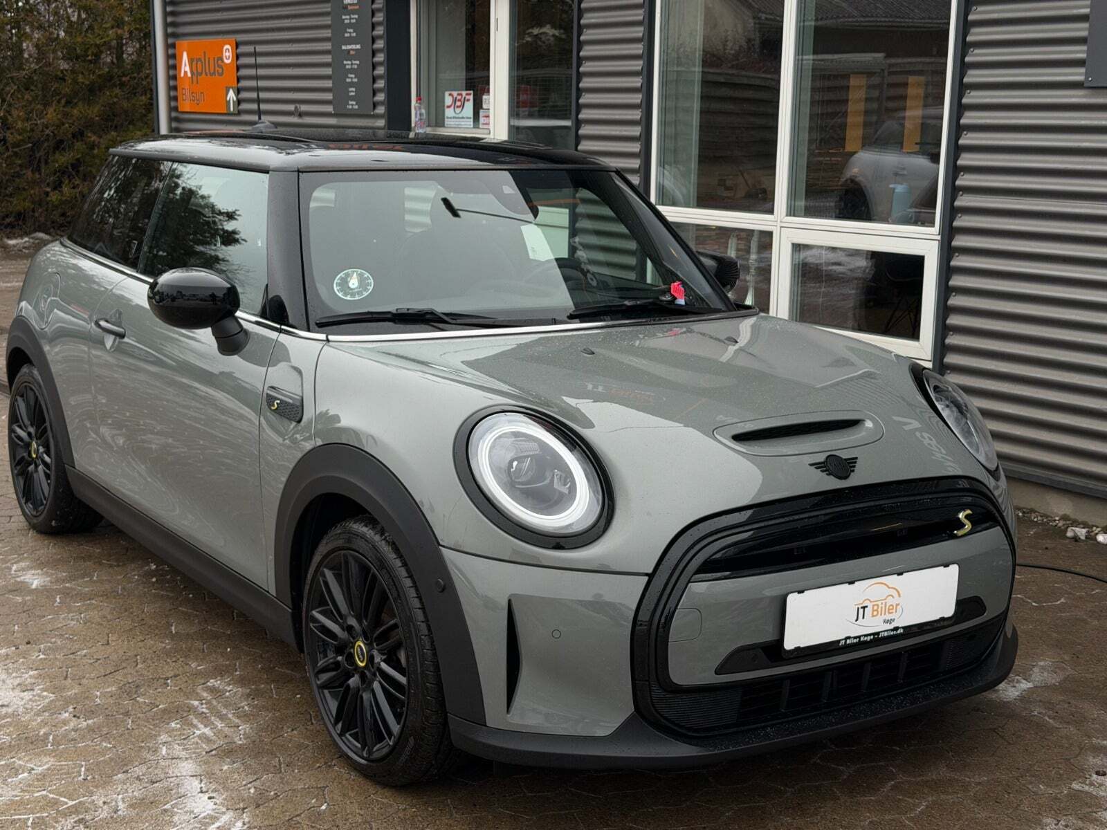 Grå Mini Cooper SE fra 2023 set udefra