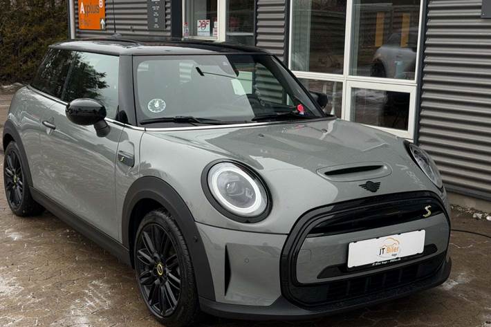 Grå Mini Cooper SE fra 2023 set udefra