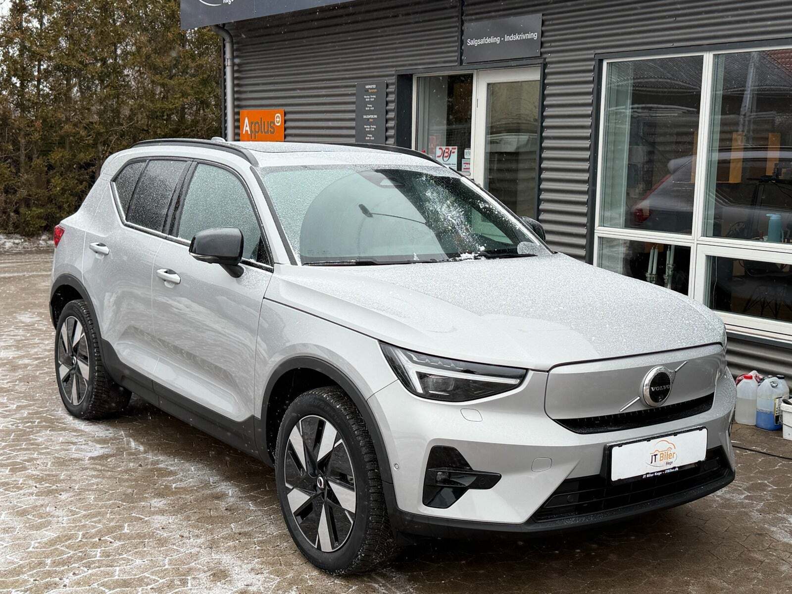 Sølv Volvo XC40 fra 2024 set udefra