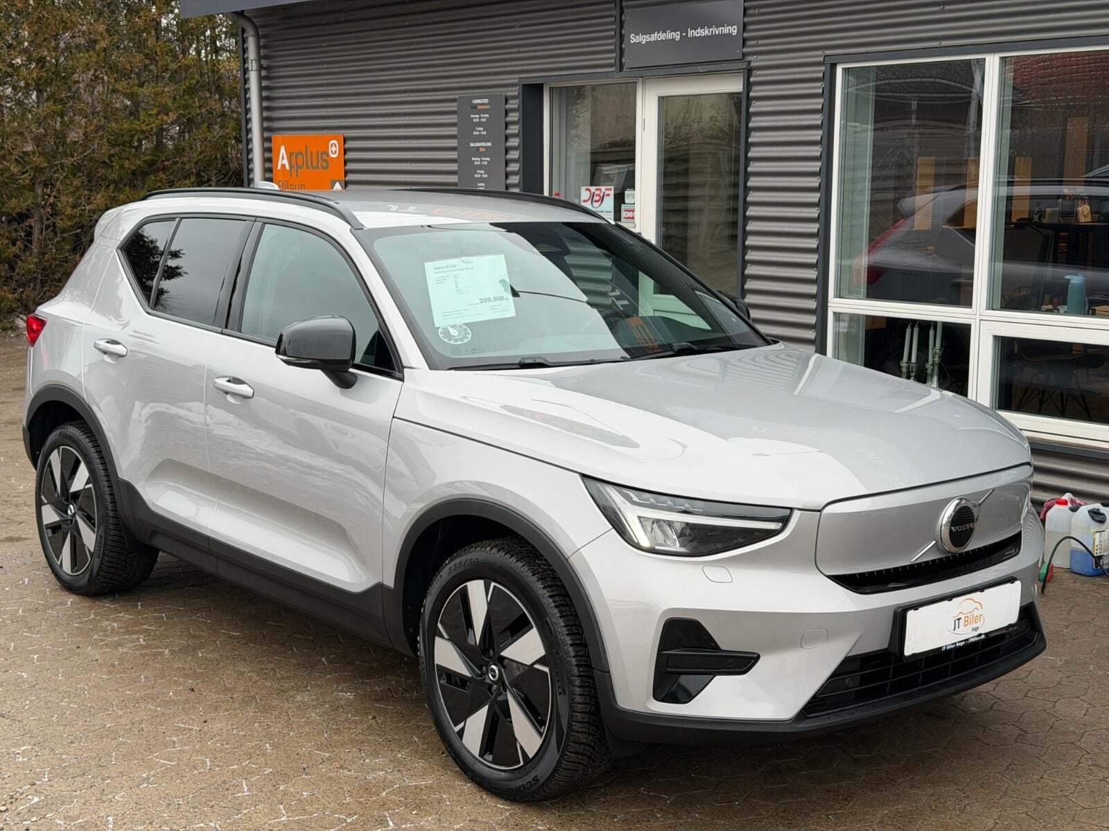 Sølv Volvo XC40 fra 2024 set udefra