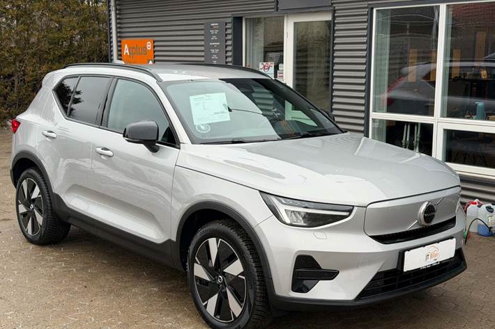 Sølv Volvo XC40 fra 2024 set udefra