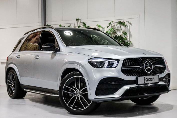 Sølv Mercedes GLE350 de fra 2023 set udefra