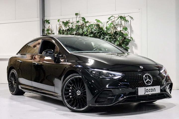 Sort Mercedes EQE350 fra 2022 set udefra