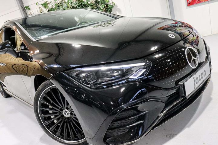 Sort Mercedes EQE350 fra 2022