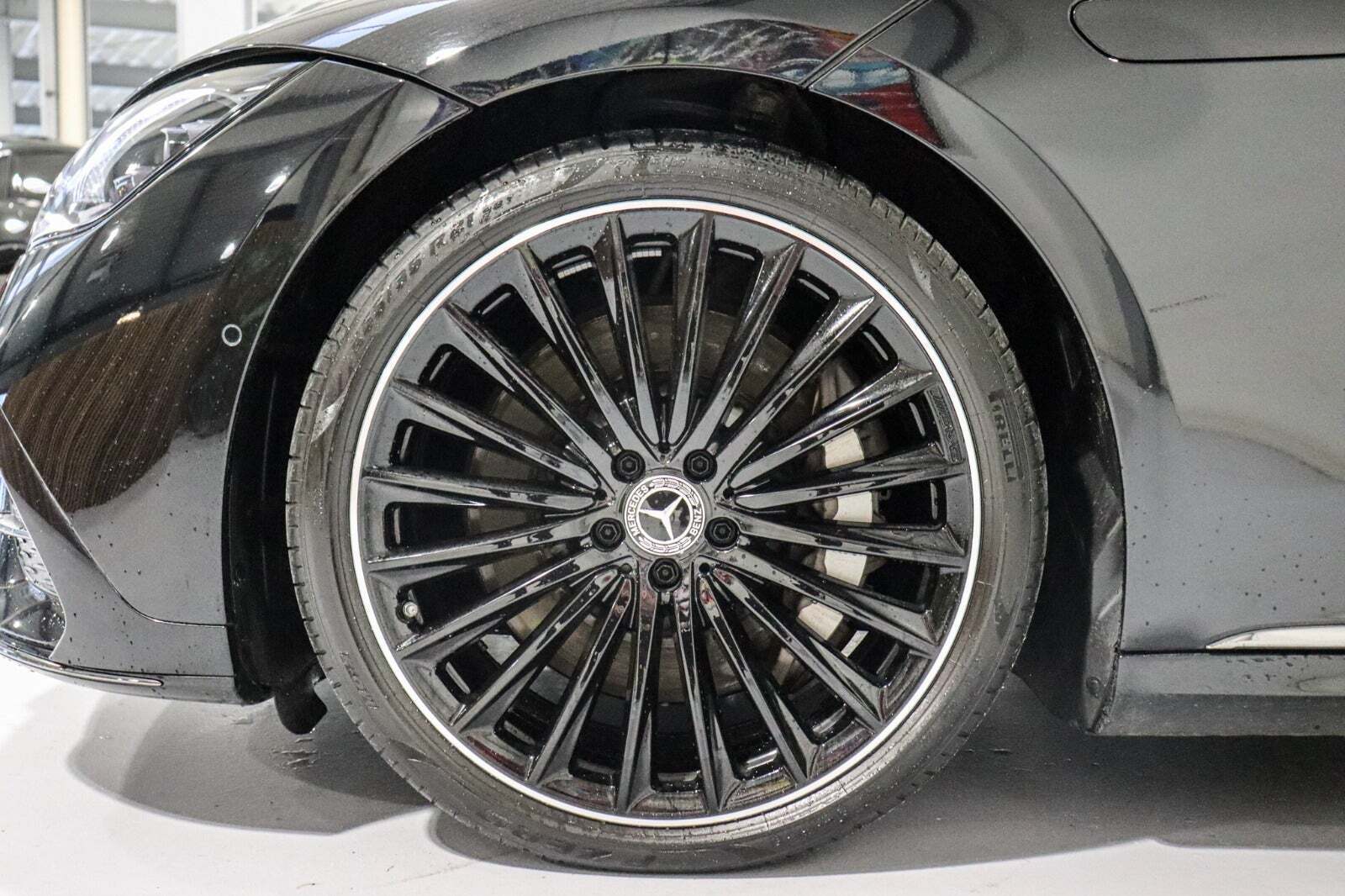 Sort Mercedes EQE350 fra 2022