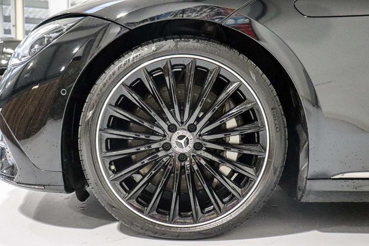 Sort Mercedes EQE350 fra 2022