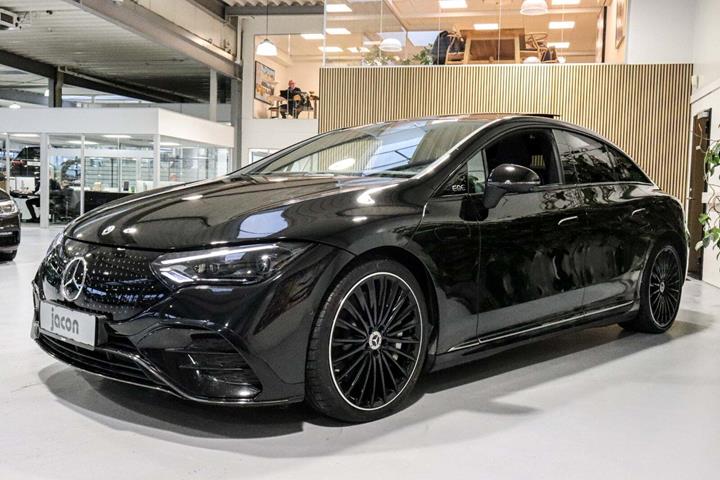 Sort Mercedes EQE350 fra 2022