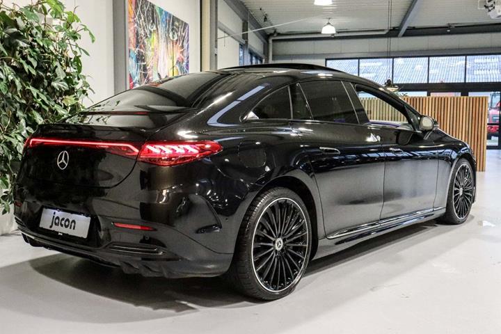 Sort Mercedes EQE350 fra 2022