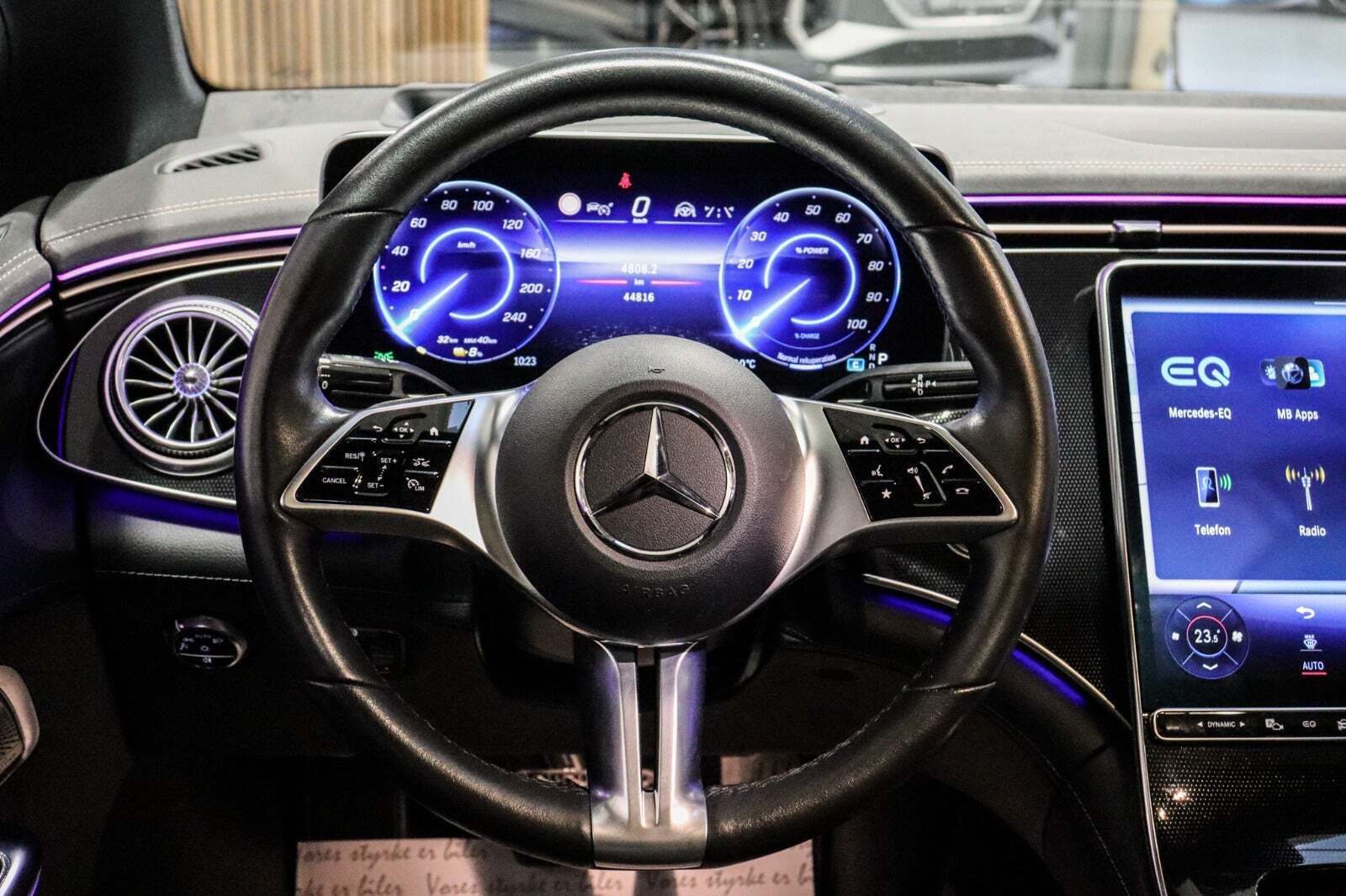 Sort Mercedes EQE350 fra 2022