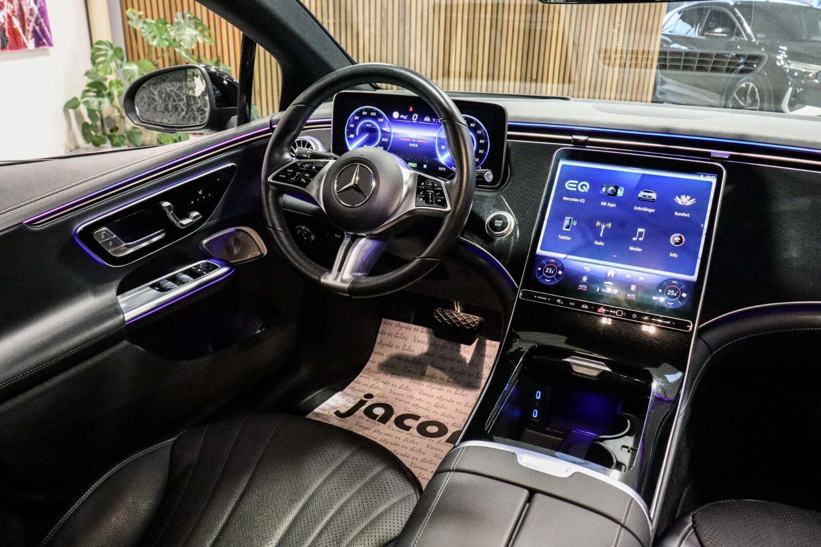 Sort Mercedes EQE350 fra 2022