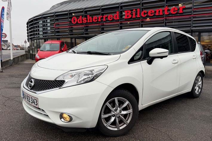 Hvid Nissan Note fra 2015 set udefra